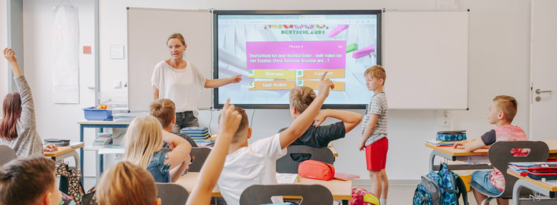 interaktives Klassenzimmer Bördegrundschule Hermsdorf mit Lehrerin und Kinder