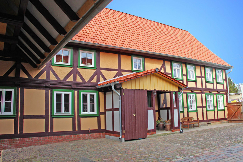 Blick auf das Wohnhaus vom Innenhof mit durch den ELER geförderter Dacheindeckung