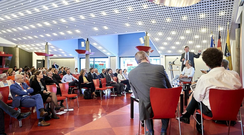 Das Foto zeigt den mit Publikum und Vortragenden besetzten Saal der Landesvertretung in Brüssel.