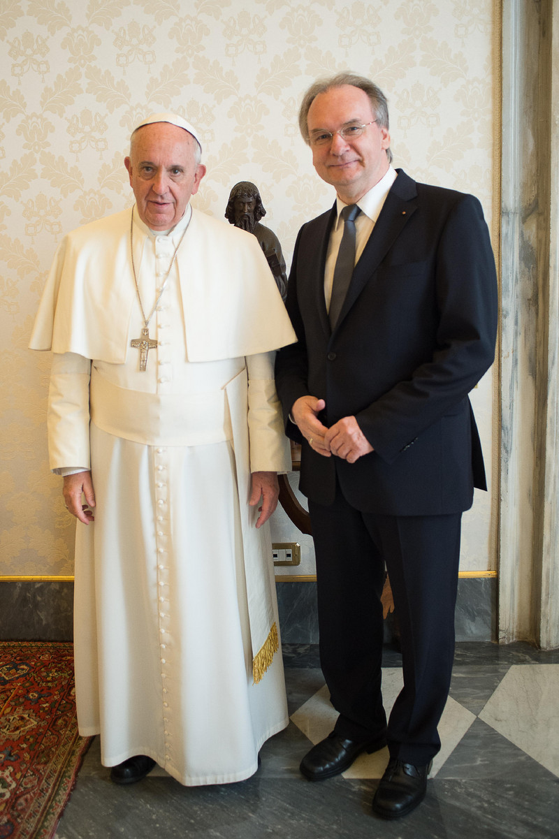 Das Foto zeigt links Papst Franziskus und rechts Ministerpräsident Dr. Reiner Haseloff bei der Begrüßung.