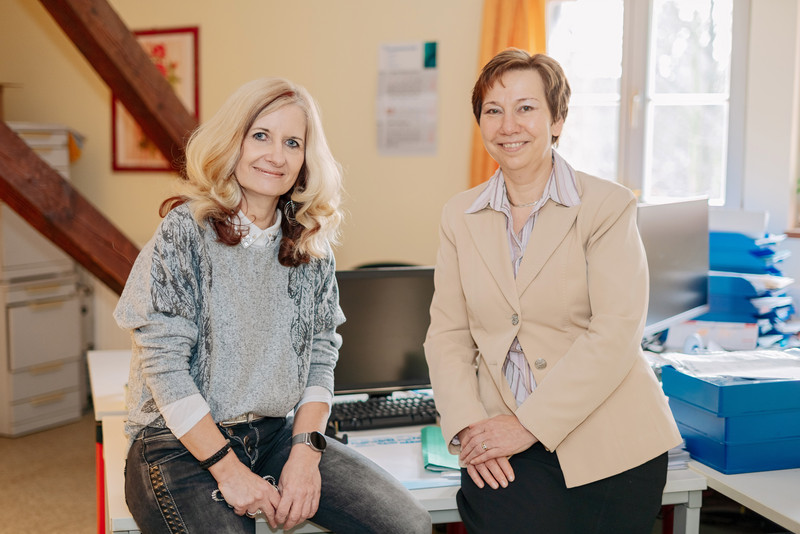 Das Foto zeigt Ausbilderin Ines Köhler und AWZ-Geschäftsführerin Christiane Müller.