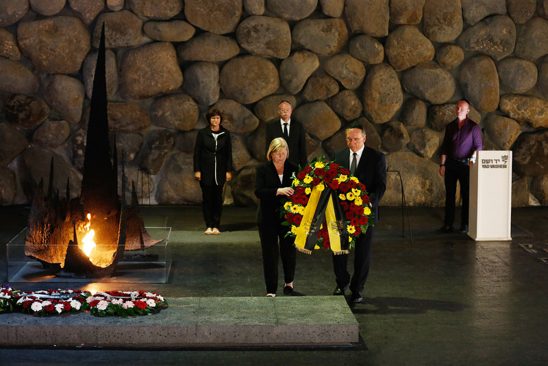 Das Bild zeigt links Landtagspräsidentin Brakebusch und rechts Ministerpräsident Haseloff, die in der Halle der Erinnerung während der Gedenkzeremonie einen Kranz tragen. 