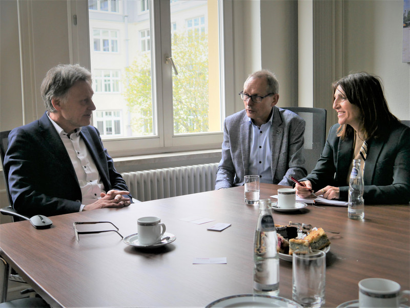 v.l.n.r. Prof. Dr.-Ing. Jens Strackeljan, Übersetzer, Staatssekretärin Empar Martínez Bonafé
