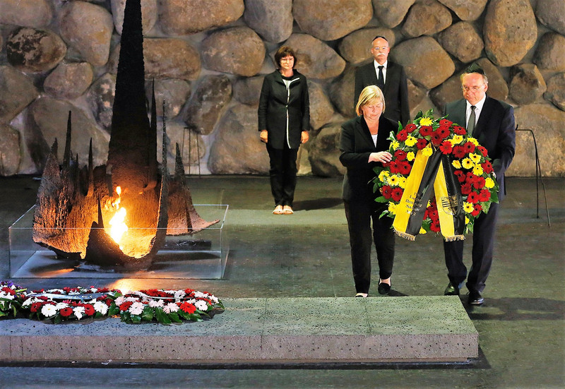 Das Foto zeigt rechts Ministerpräsident Haseloff und Landtagspräsidentin Brakebusch 2018, einen Kranz zur ewigen Flamme in der Gedenkhalle von Yad Vashem in Jerusalem.