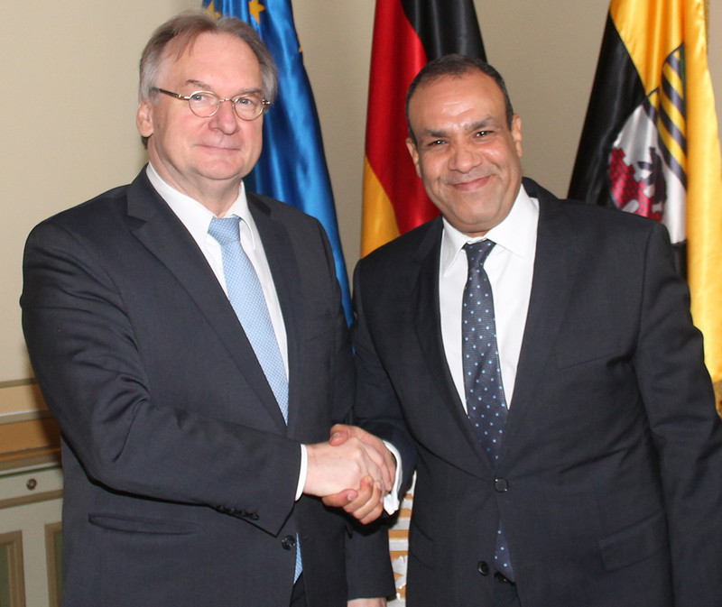 Das Foto zeigt links Ministerpräsident Haseloff und rechts Botschafter Abdelatty bei der Begrüßung vor den Flaggen der EU, Deutschlands und Sachsen-Anhalts.