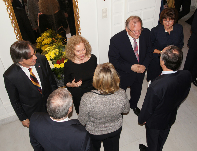 Das Bild zeigt Botschafter Brengelmann und Ministerpräsident Haseloff mit ihren Ehefrauen bei der Begrüßung von Gästen des Empfangs.