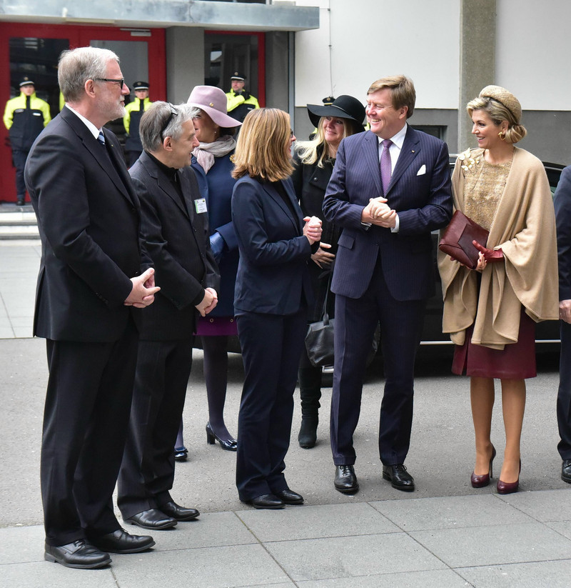 Das Bild zeigt das Königspaar bei der Begrüßung am Bauhaus Dessau durch Kulturminister Rainer Robra und die Direktorin der Stiftung Bauhaus, Dr. Claudia Perren.