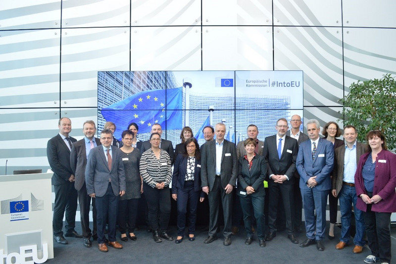 Teilnehmer des Führungskräfteseminars stehen in der Europäischen Kommission