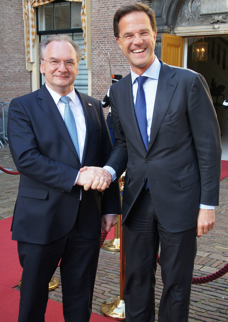 Das Foto zeigt links Ministerpräsident Haseloff, der vom niederländischen Ministerpräsidenten Mark Rutte (rechts) vor dessen Amtssitz in Den Haag begrüßt wird.