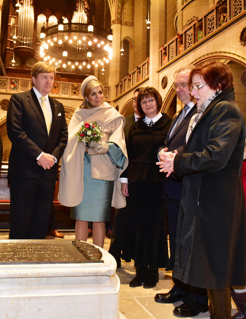 Das Bild zeigt von links König Willem-Alexander und Königin Máxima mit Ministerpräsident Reiner Haseloff, dessen Gattin und der Direktorin des Predigerseminars Wittenberg, Hanna Kasparick, am Grab von Martin Luther in der Schlosskirche Wittenberg.