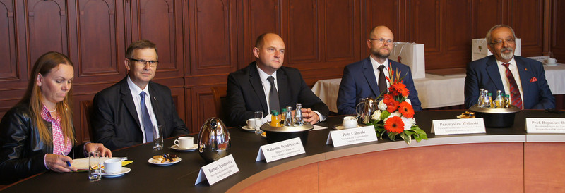 Das Foto zeigt Marschall Całbecki (Mitte) und die weiteren Delegationsmitglieder an einem Tisch sitzend während des Gespräches mit Ministerpräsident Haseloff im holzgetäfelten Kabinettssaal der Staatskanzlei.