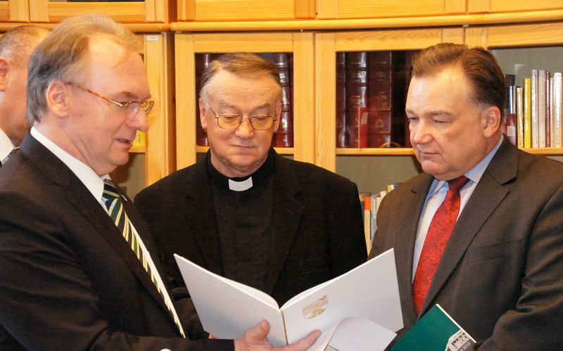 Gemeinsam besuchten Ministerpräsident Haseloff und Marschall Struzik in Warschau das Institut Papst Johannes Paul II. 