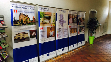 Das Bild zeigt eine Auswahl an Ausstellungs-Roll-Ups im Eingangsbereich des Raushauses Weferlingen. Foto: MF