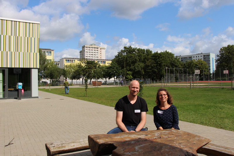 Das Foto zeigt Monique Stolte und Carsten Krause vor der Integrierten Gesamtschule „Regine Hildebrandt” (IGS) in Magdeburg.