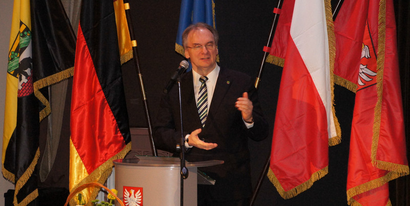 Ministerpräsident Dr. Reiner Haseloff während seiner Rede auf der Konferenz "10 Jahre Regionalpartnerschaft Sachsen-Anhalt und Masowien - Bilanz und Ausblick" am 06.12.2013 in Warschau. 