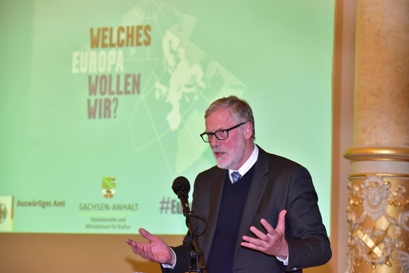 Minister Robra begrüßt zur Dialogveranstaltung im Palais am Fürstenwall|Fotonachweis: StK; U. Lücke
