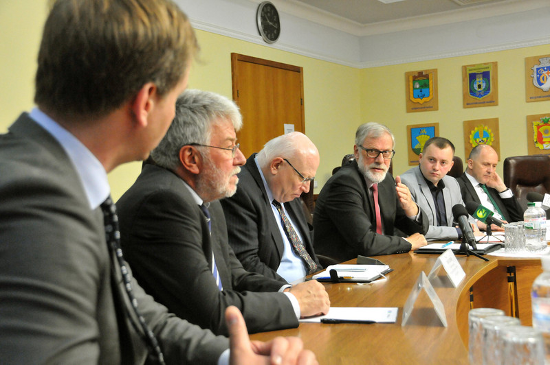 Das Bild zeigt Staatsminister Robra (3. von rechts) und Generalkonsul Wolfgang Mössinger (3. von links) mit weiteren Mitgliedern der Delegation aus Sachsen-Anhalt und dem Dolmetscher.