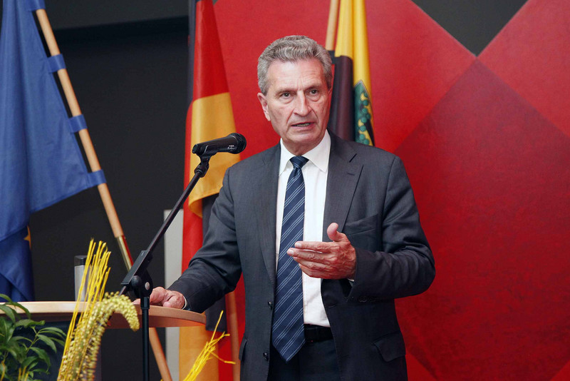EU-Kommissar für Haushalt und Personal Günther Oettinger hält eine Rede