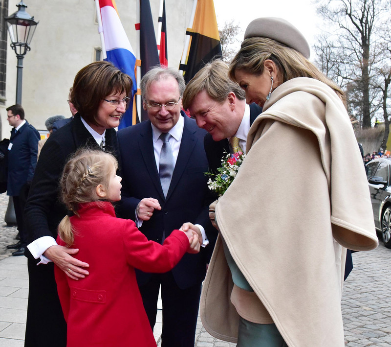 Das Foto zeigt von rechts Königin Máxima und König Willem-Alexander der Niederlande zusammen mit Ministerpräsident Reiner Haseloff und dessen Gattin Gabriele und einem Mädchen, das dem König die Hand zur Begrüßung vor der Schlosskirche reicht.