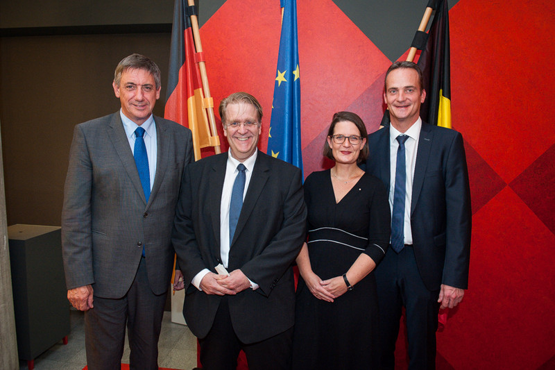 Belgischer Vize-Premier Jan Jambon und der deutsche Botschafter Herr Kotthaus mit weiteren Gästen