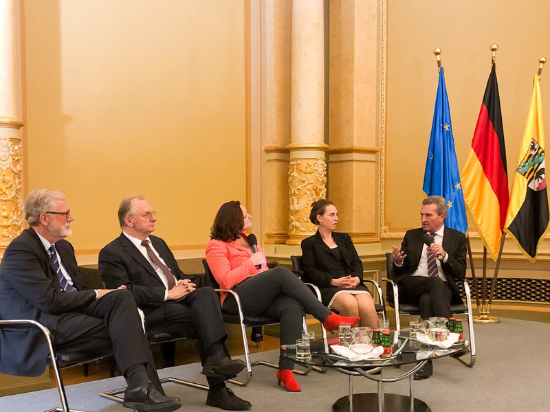 Auf dem Foto sind die Podiumsgäste Europaminister Rainer Robra, Ministerpräsident Dr. Reiner Haseloff, Moderatorin Kristin Schwietzer, Prof. Dr. Eva Heidbreder (Universität Magdeburg) sowie EU-Kommissar Günther Oettinger abgebildet.