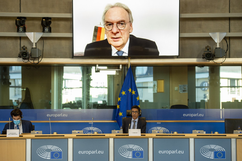 Das Bild zeigt das Rednerpodium in einem Sitzungssaal des Europäischen Parlaments. Im oberen Teil des Bildes ist Ministerpräsident Dr. Haseloff (sprechend) auf einem großen Bildschirm zu sehen. 
