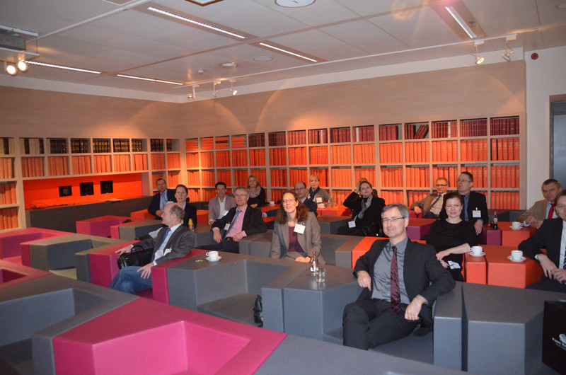 Teilnehmer der Seminar- und Informationsreise sitzen in Sesseln im Belgischern Föderalern Dienst für die Sozialversicherung