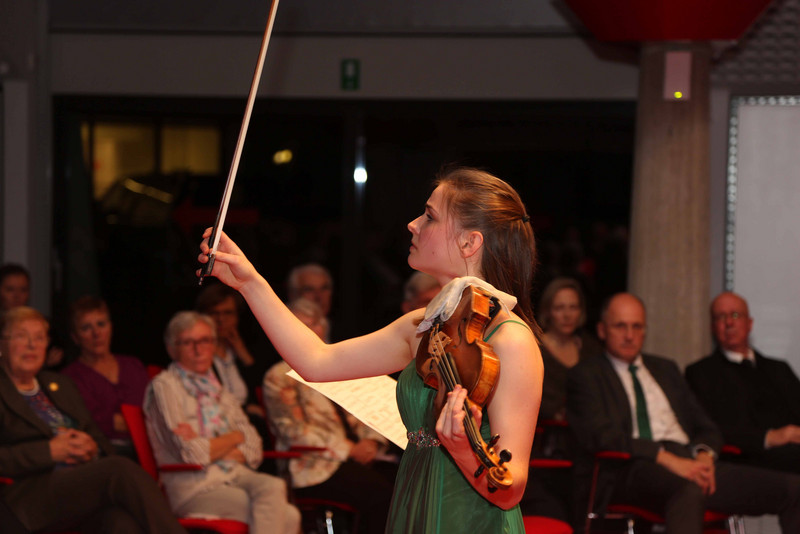 Violinistin Charlotte Thiele bei der Veranstaltung "IMPULS- Festival"