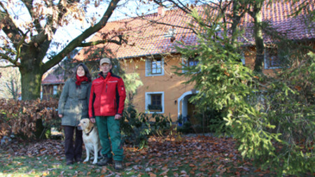 Susanne Tiedge mit Mann und Hund vor ihrer Pension