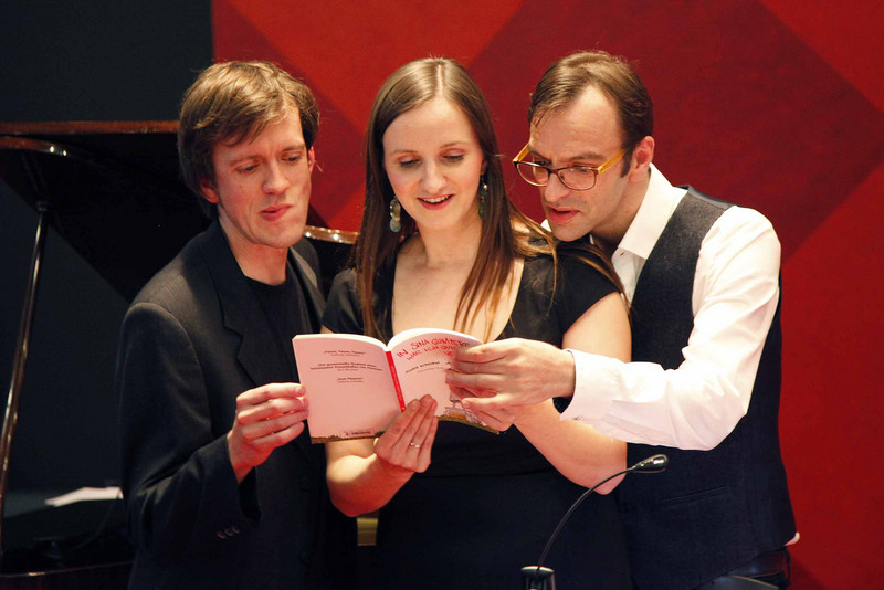 Das Ensemble "Klangbezirk" präsentiert seine Improvisationen zu Texten von Martin Luther auf der Bühne