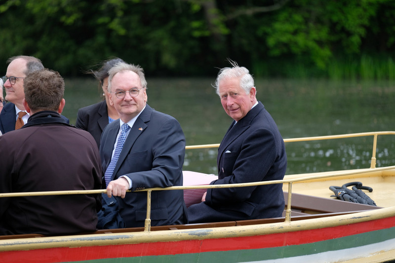 Das Bild zeigt in der Mitte Prinz Charles und links daneben Ministerpräsident Haseloff auf einer Gondel, mit der die Gäste über den großen See des Parks fuhren.