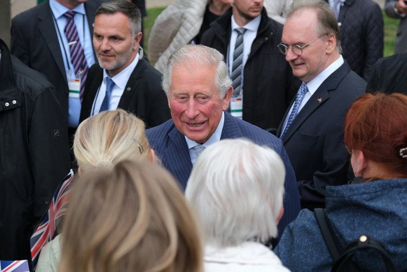 Das Bild zeigt unter anderem Prinz Charles, der mit Besuchern des Parks spricht.