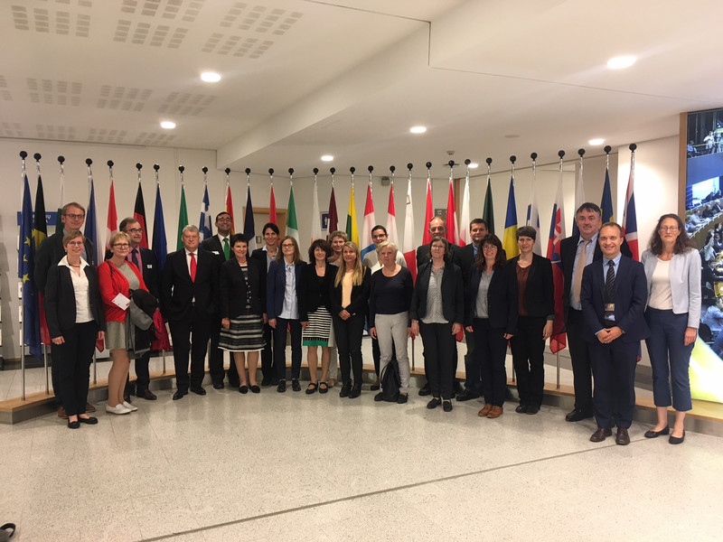 Die Teilnehmerinnen und Teilnehmer des Führungskräfteseminars stehen im Europäischen Parlament