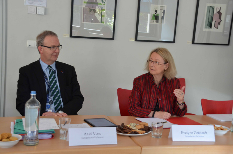 Herr Axel Voss, Europäisches Parlament und Frau Evelyn Gebhart, Europäisches Parlament diskutieren am Tisch im Konferenzraum