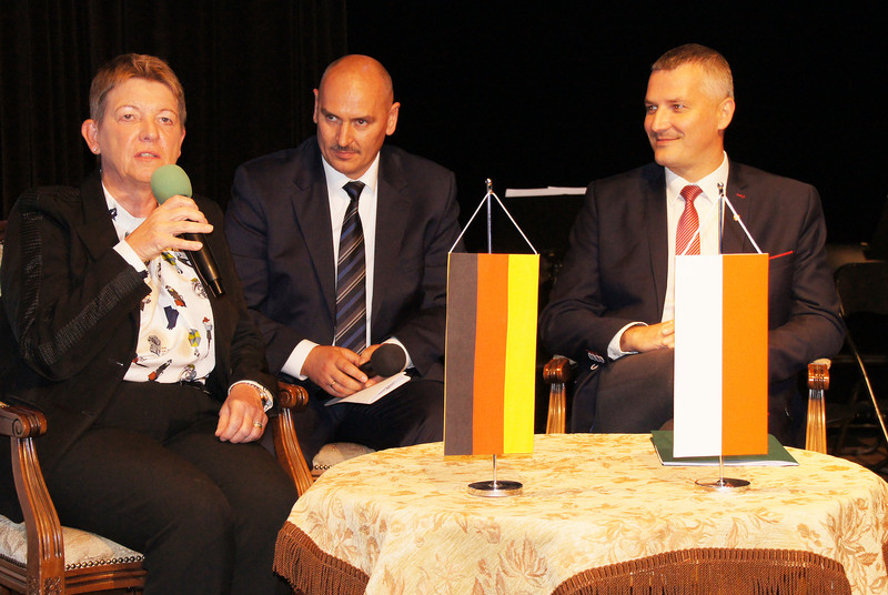 Das Bild zeigt links Ministerin Dalbert und rechts Vorstandsmitglied Rajkowski bei der Fragerunde an einem Tisch sitzend, auf dem Wimpel mit den Fahnen Deutschlands und Polens stehen.