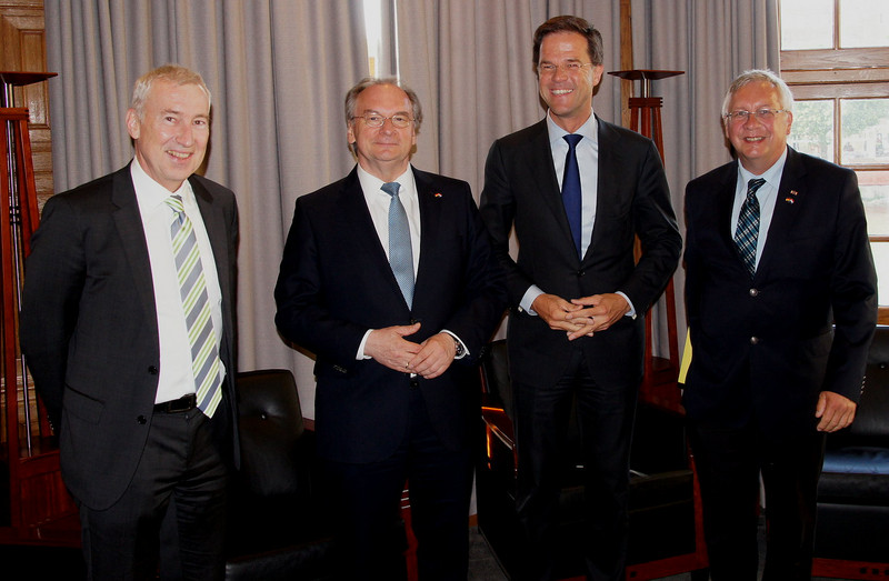 Das Foto zeigt von links Botschafter Kremp, Ministerpräsident Haseloff, Ministerpräsident Rutte und den Landtagsabgeordneten Geisthardt.