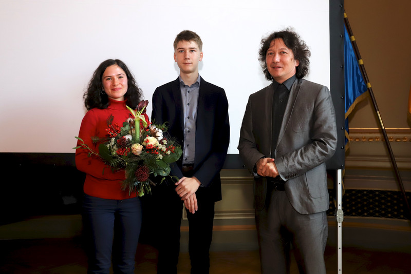 Elisabeth Saal und Julius Maratzki mit Frank Leeb (Online-Voting-Preis)