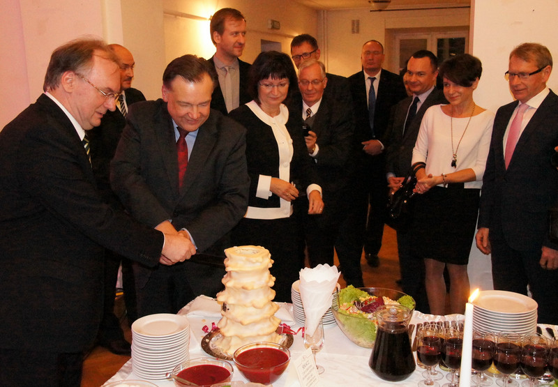 Ministerpräsident Dr. Reiner Haseloff und Marschall Adam Struzik (von links) beim gemeinsamen Anschnitt eines Salzwedeler Baumkuchens beim Empfang zum 10. Jahrestag der Regionalpartnerschaft.