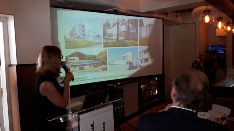 Das Bild zeigt Bauhaus-Direktorin Claudia Perren bei ihrer Präsentation der Veranstaltungshöhepunkte zum Bauhaus-Jubiläum 2019.