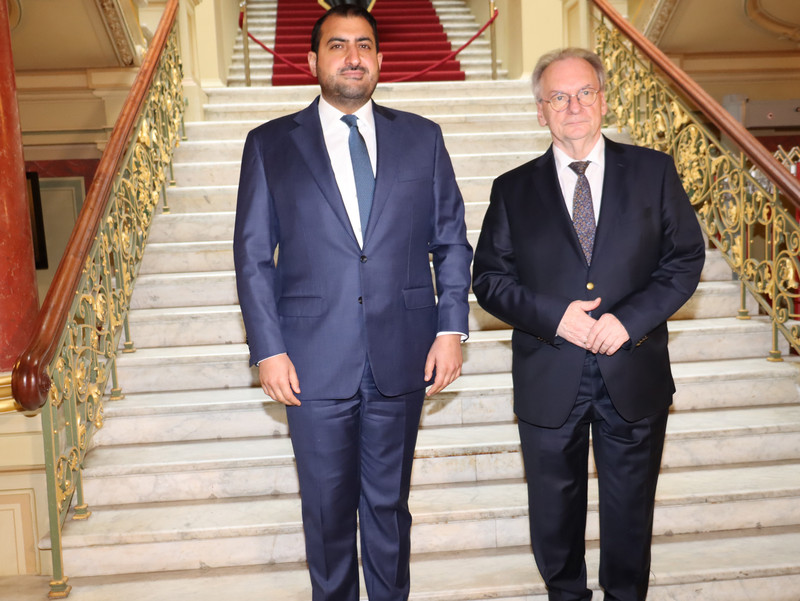 Der Botschafter des Königreichs Saudi-Arabien, S. E. Prinz Abdullah bin Khaled Al Saud (links), mit Ministerpräsident Dr. Reiner Haseloff. Sie stehen beide auf die ersten Stufen einer weißen Marmortreppe in der Staatskanzlei. 