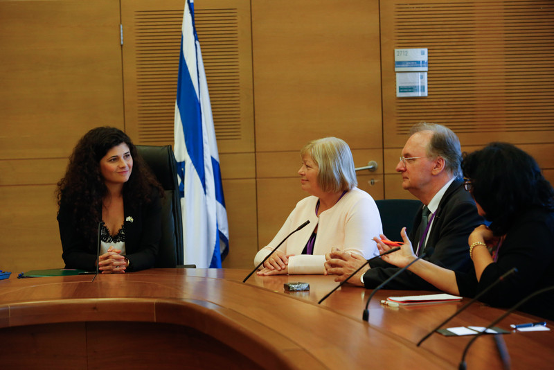 Das Bild zeigt von links Sharren Haskel, Abgeordnete des regierenden Likud, Landtagspräsidentin Gabriele Brakebusch und Ministerpräsident Dr. Reiner Haseloff beim Gespräch an einem Konferenztisch. Ganz links steht eine israelische Fahne.