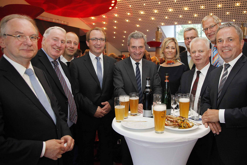 Ministerpräsident Rainer Haseloff und Kommissar Günther Oettinger im Gespräch mit Gästen im Saal der Landesvertretung