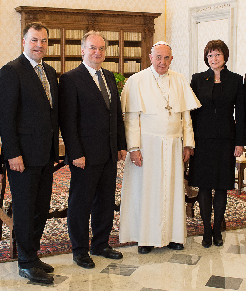 Das Foto zeigt von links nach rechts Sachsen-Anhalts Kultusminister Stephan Dorgerloh, Ministerpräsident Dr. Reiner Haseloff, Papst Franziskus und Frau Dr. Gabriele Haseloff, Gattin des Ministerpräsidentin.