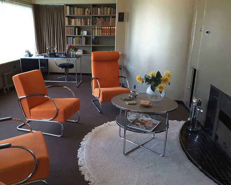 Das Bild zeigt das Arbeits- und Wohnzimmer von Huis Sonneveld mit originalem Mobiliar der Moderne der 1920er Jahren.