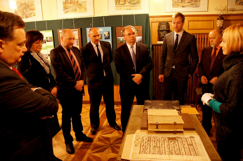 Im Haus der Wissenschaftlichen Gesellschaft zu Plock wurden der Delegation einige der wertvollsten Schätze der Bibliothek präsentiert.