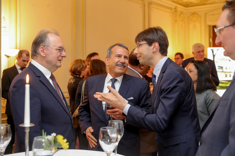 Das Bild zeigt links Ministerpräsident Haseloff im Gespräch mit Gästen des Empfangs.