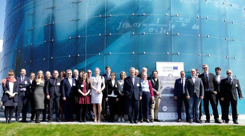Das Bild zeigt Vertreterinnen und Vertreter der am Interreg-Projekt „ChemMultimodal“ beteiligten Regionen vor der Glasfassade des Fraunhofer-Instituts Magdeburg stehend, wo im April 2019 die Abschlusskonferenz stattfand.