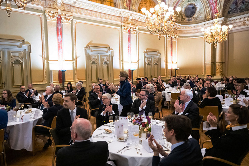 Das Bild zeigt die an großen runden Tischen sitzenden Gäste des Abendessens im Festsaal der Staatskanzlei.
