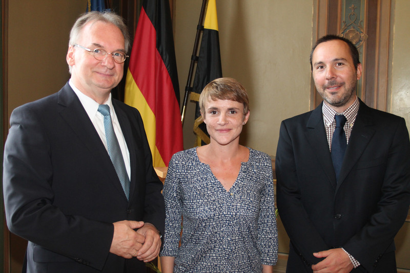 Das Bild zeigt von links Ministerpräsident Dr. Reiner Haseloff, Violaine Varin und ihren Nachfolger, Damien Chapius.