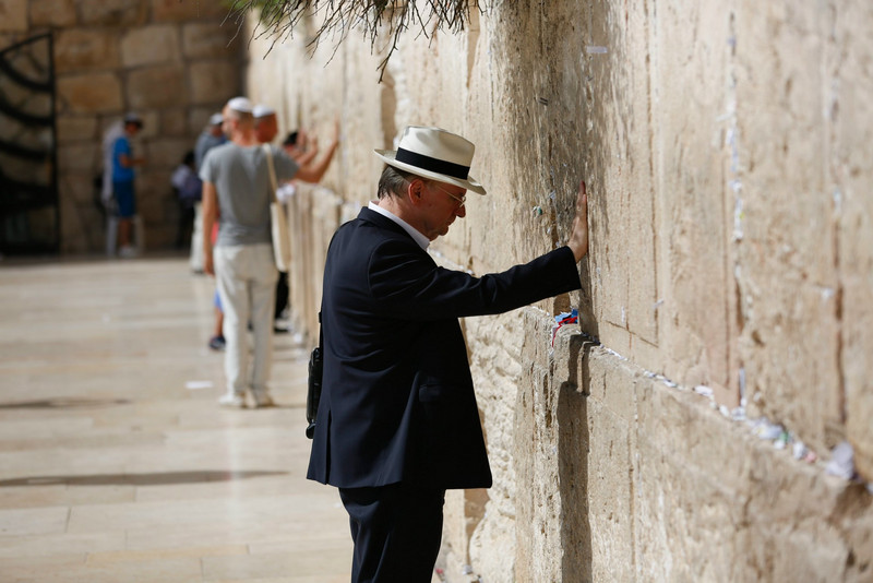 Das Bild zeigt Ministerpräsident Haseloff an der Klagemauer in der Altstadt von Jerusalem.